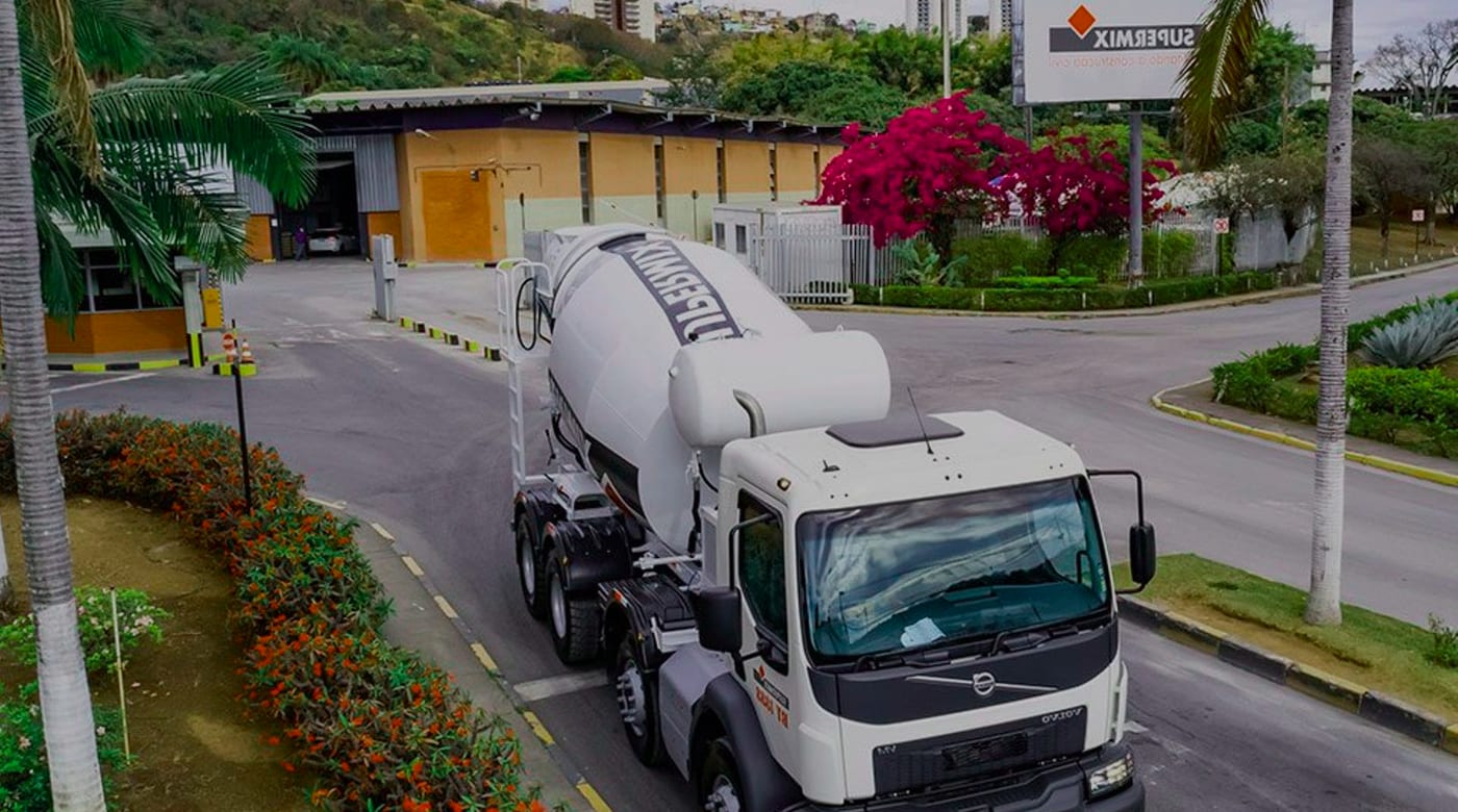 Caminhão betoneira em fornecimento de concreto usinado
